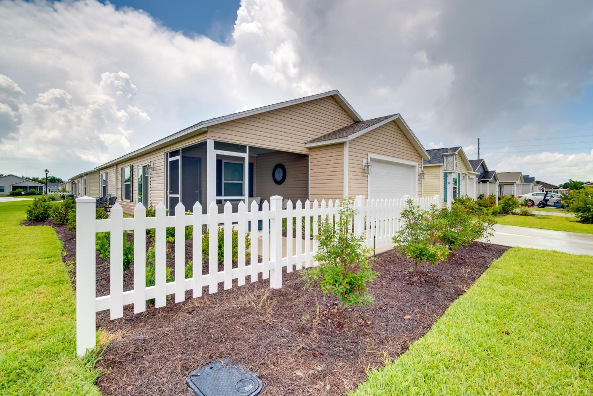 Sun-Soaked Retreat In The Villages With Grill! Exterior photo
